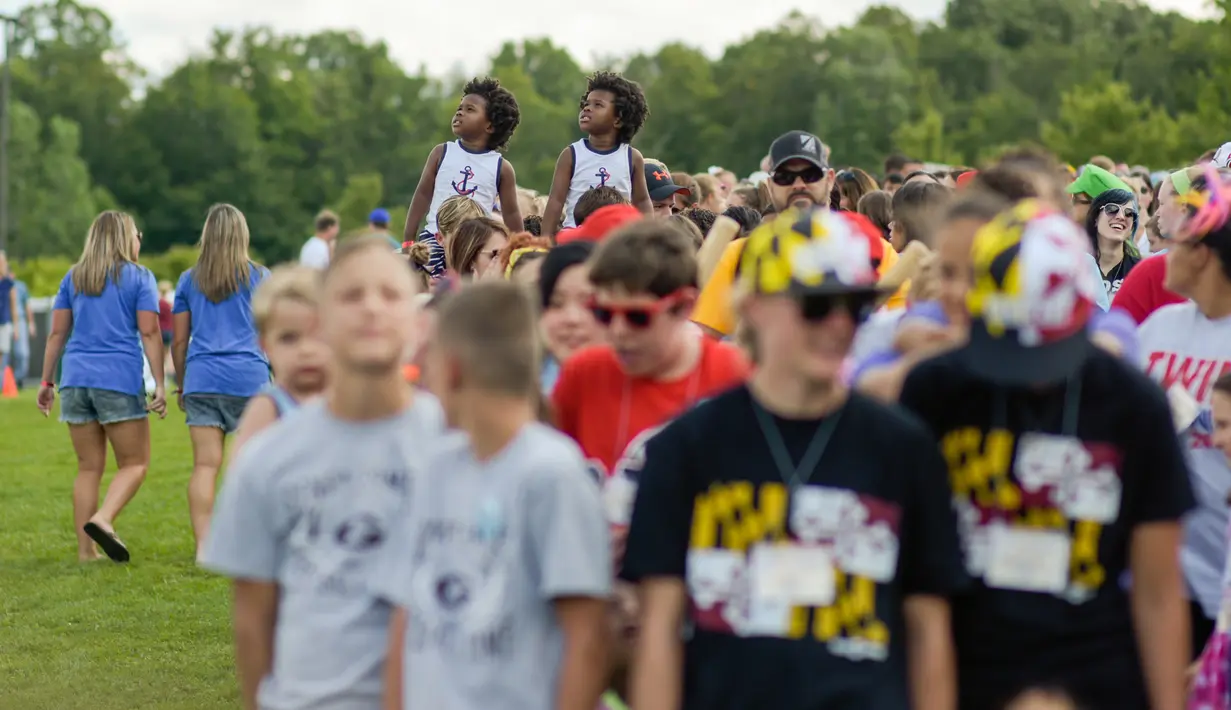 Sejumlah pasangan kembar bersiap untuk melakukan sesi foto dalam Festival Twins Days tahunan ke-42 di Twinsburg, Ohio (5/8). Festival kembar  telah digelar sebanyak 42 kali. (AFP Photo/Dustin Franz)
