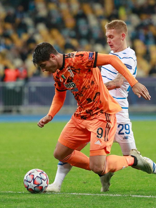 Penyerang Juventus, Alvaro Morata berebut bola dengan gelandang Dynamo Kiev, Vitaliy Buyalskyi pada laga pembuka penyisihan Grup G Liga Champions di Stadion NSK Olimpiyskiy, Rabu (21/10/2020) dinihari. Tanpa Cristiano Ronaldo, Juventus menang 2-0 atas Dynamo Kiev. (Valentyn Ogirenko/Pool via AP)