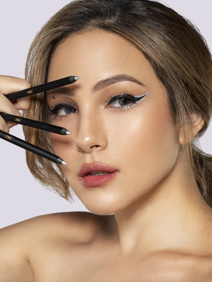 Kreasi Makeup Fun untuk Natal dan Tahun Baru dengan Perpaduan Gel Eyeliner Berwarna Neon