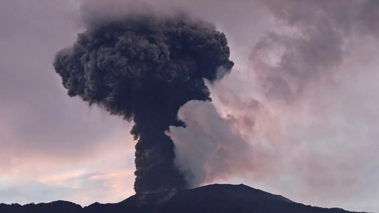 Gunung Marapi Kembali Muntahkan Material Vulkanik