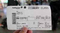 Seorang penumpang menunjukkan boarding pass penerbangan MH370, sebelum Malaysia Airlines menarik nomor tersebut sehubungan dengan penumpang dan awak pesawat MH370 yang hilang. (Source: AP)