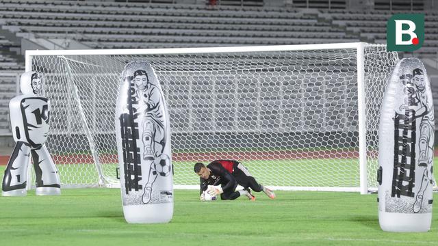 Foto: Jatuh Bangun Emil Audero Mulyadi di Sesi Latihan, Potensi Debut saat Timnas Indonesia vs Bahrain