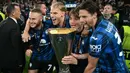 Pemain Atalanta, Mitchel Bakker (kedua kiri) merayakan juara Liga Europa bersama rekan-rekannya setelah menang dengan skor 3-0 atas Bayer Leverkusen pada laga final yang berlangsung di the Dublin Arena Stadium, Dublin, Irlandia, 22 Mei 2024. (AFP/Paul Ellis)