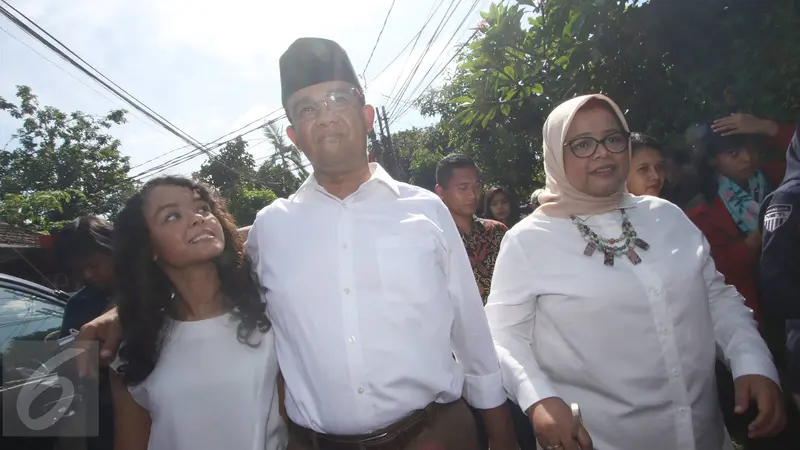 Gubernur Terpilih DKI Jakarta Anies Baswedan bersama istri, Fery Farhati (kanan) dan anak perempuannya, Mutiara Baswedan.