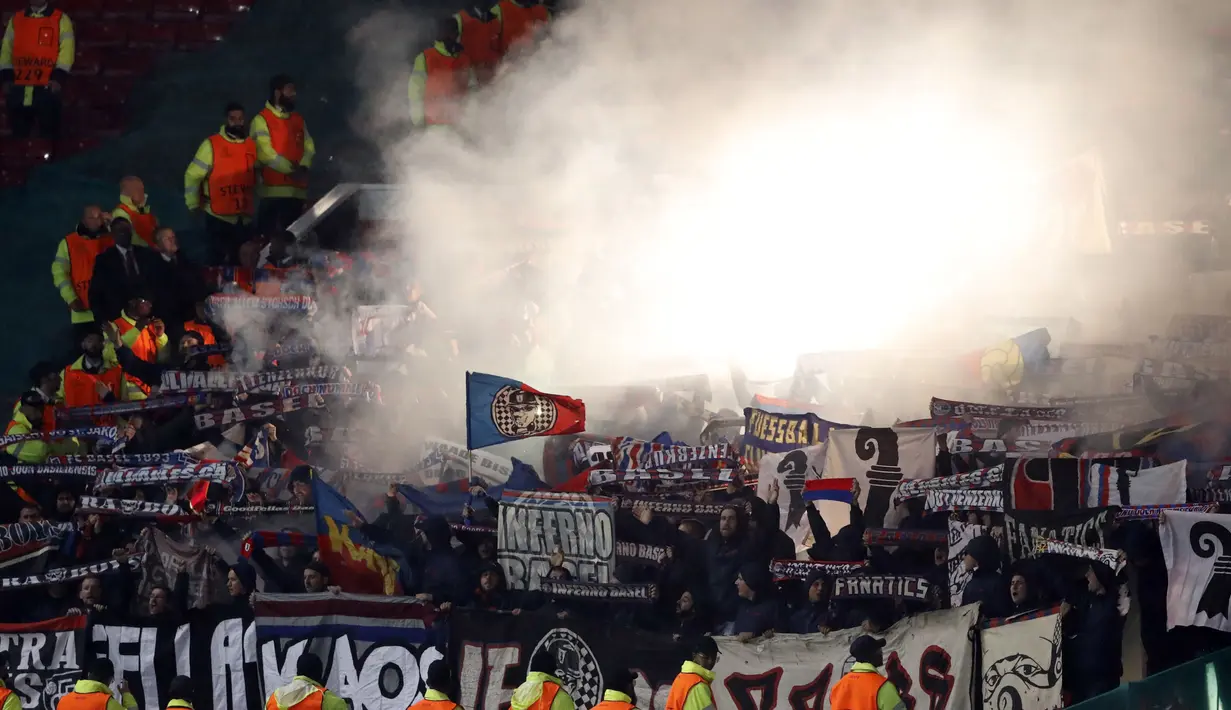 Fans Basel menyalakan flares saat mendukung timnya melawan Manchester United pada laga  grup A Liga Champions di Old Trafford, Manchester, (12/9/2017). MU menang 3-0. (AP/Frank Augstein)