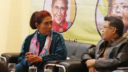 Mantan Menteri Kelautan dan Perikanan Susi Pudjiastuti (kiri) dan Presiden PKS Sohibul Iman (kanan) saat acara diskusi "Ngopi Bareng Presiden PKS" di DPP PKS, Jakarta, Senin (20/1/2020). Diskusi ini mengangkat tema "Sengketa Natuna dan Kebijakan Kelautan". (Liputan6.com/Herman Zakharia)