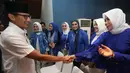 Cawagub Sandiaga Uno bersalaman dengan sejumlah anggota PAN saat menghadiri deklarasi dukungan di Jakarta, Rabu (22/3). Pasangan cagub dan cawagub, Anies-Sandiaga mendapat dukungan dari Partai Amanat Nasional (PAN). (Liputan6.com/Immanuel Antonius)