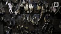 Cetakan sepatu terlihat di industri rumahan daerah Kuningan, Jakarta Selatan, Jumat (22/1/2020). Pemerintah terus berupaya mendorong pemulihan UMKM melalui Program Banpres Produktif Usaha Mikro atau BLT UMKM. (Liputan6.com/Johan Tallo)