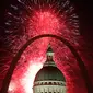 Kembang api menghiasi langit malam di atas Gateway Arch dan Old Courthouse sebagai bagian dari perayaan Hari Kemerdekaan Amerika Serikat di St. Louis, Kamis (4/7/2019). Jutaan warga AS di seluruh dunia biasanya menggelar pesta besar untuk merayakan tanggal ini. (AP Photo/Jeff Roberson)