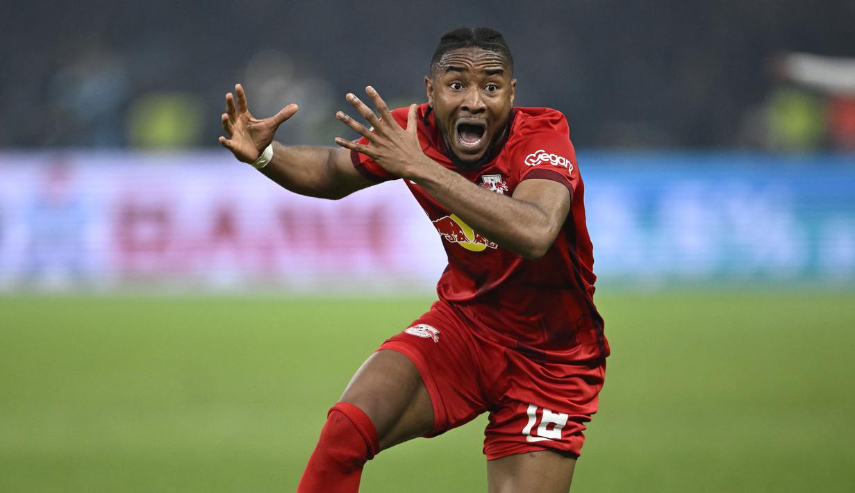 Kepindahan Christopher Nkunku ke Chelsea sudah lama disepakati ketika bursa transfer musim dingin 2023 belum dibuka. RB Leipzig sepakat melepas pemain berusia 25 tahun tersebut ke Chelsea engan biaya mencapai 65 juta Euro. Kedua tim sepakat untuk melangsungkan transfer di akhir musim 2022/2023. (AFP/Tobias Schwarz)
