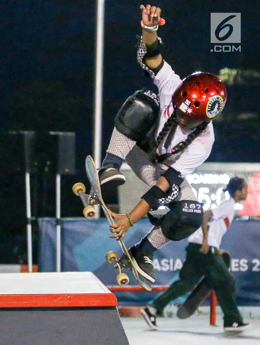 Skateboarder Indonesia Aliqqa Novvery melakukan gerakan trik pada sesi latihan di arena roller sport Jakabaring Sport City, Palembang, Senin (27/8). Aliqqa (9) menjadi atlet termuda Indonesia di Asian Games 2018. (ANTARA FOTO/INASGOC/M N Kanwa)
