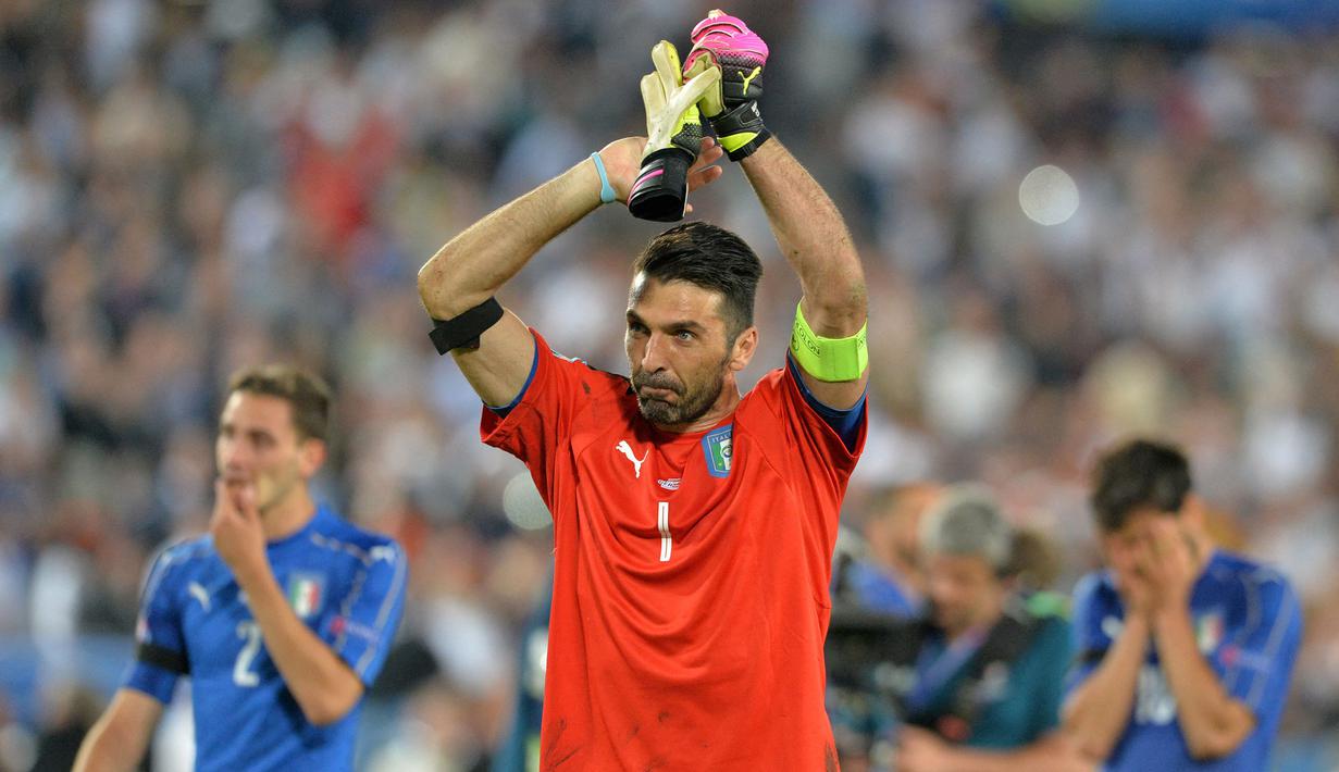 Kiper Timnas Italia, Gianluigi Buffon yang telah pensiun dari timnas pada 2018 sementara masih memegang rekor sebagai kiper dengan penampilan terbanyak di ajang Euro dengan 17 laga yang dilakoninya dalam 4 edisi, yaitu Euro 2004, Euro 2008, Euro 2012 dan Euro 2016 dengan torehan 8 kali clean sheets dan kebobolan 14 gol. Prestasi terbaiknya adalah menjadi runner-up pada edisi 2012 setelah kalah 0-4 dari Spanyol di laga final. (AFP/Nicolas Tucat)