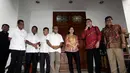 Ketua Umum Partai Golkar Aburizal Bakrie menyambangi rumah Ketua Umum PDIP Megawati di Teuku Umar, Jakarta Pusat, (Liputan6.com/Johan Tallo)