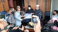 Keluarga Fadly Satrianto mendapat santunan Rp 50 juta dari Jasa Raharja. (Dian Kurniawan/Liputan6.com)