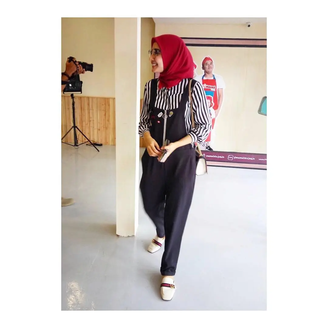 Gaya hijab Zaskia Sungkar yang oke banget untuk kamu tiru. (sumber foto: @zaskiasungkar15/instagram