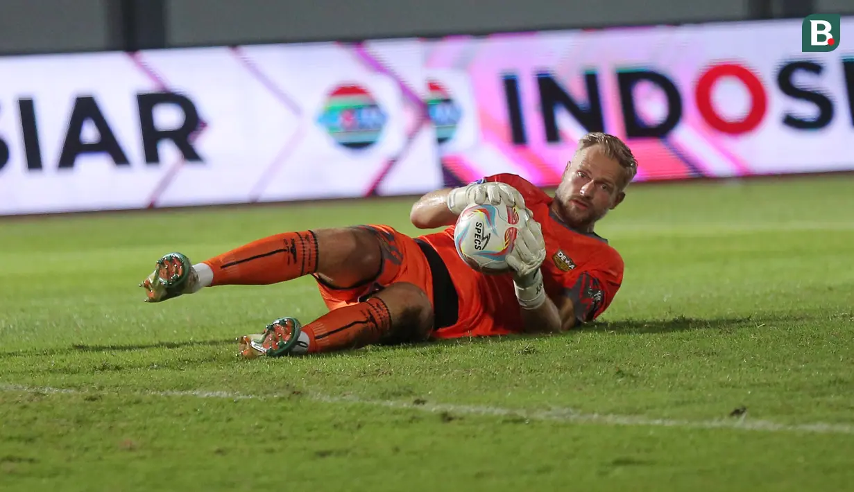 <p>Kiper Dewa United, Sonny Stevens menangkap bola saat melawan Persib Bandung pada laga pekan ke-20 BRI Liga 1 2023/2024 di Stadion Indomilk Arena, Tangerang, Minggu (26/11/2023). (Bola.com/M Iqbal Ichsan)</p>