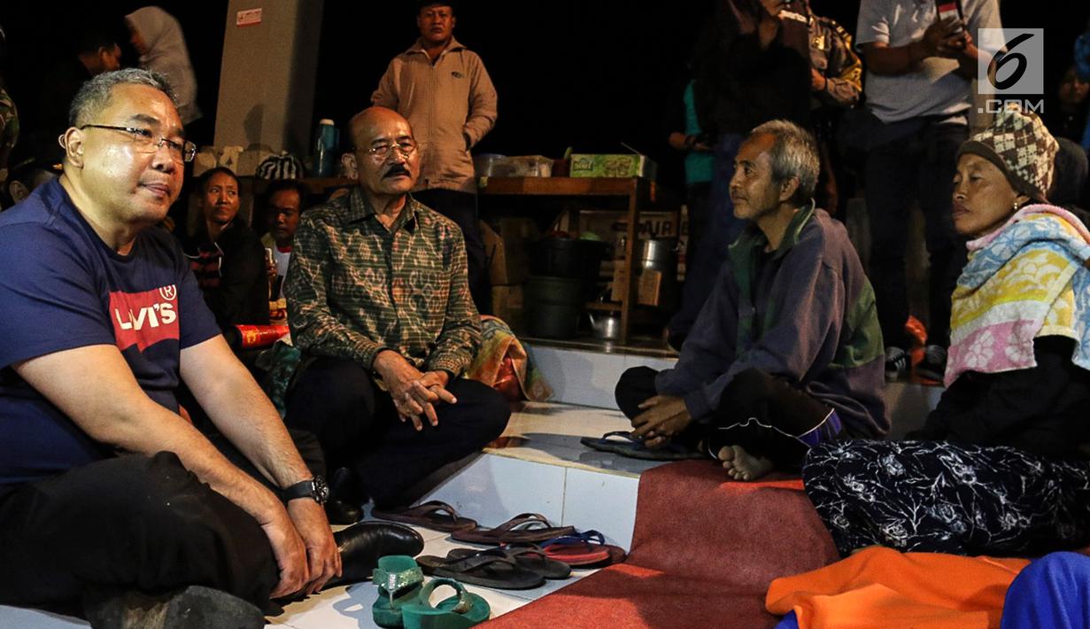 Mendes PDTT, berbincang dengan pengungsi Gunung Agung di UPTD Pertanian, Karangasem, Bali Sabtu (7/7). Kunjungannya ke kamp pengungsian juga memberikan bantuan sandang pangan dan papan. (Liputan6.com/HO/Hasan)
