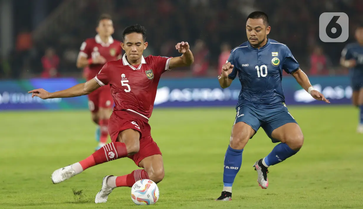 Hanya sesekali pemain Brunei berhasil masuk ke daerah pertahanan Indonesia. (Liputan6.com/Helmi Fithriansyah)