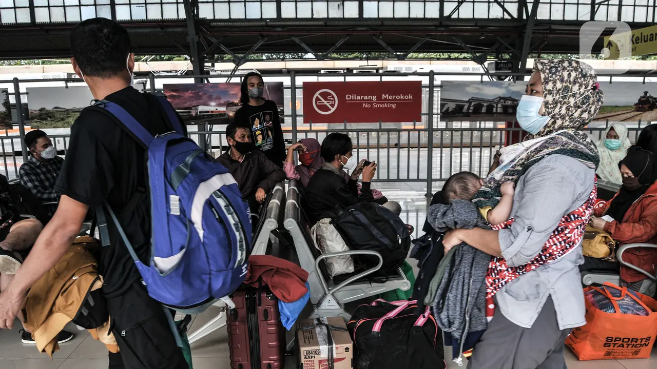 FOTO: Jelang Larangan Mudik, Ribuan Penumpang Padati Stasiun Pasar Senen