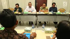 Bendahara umum PKB, Eko Putro Sanjoyo saat menemui Tim Satgas Politik KPK yang berkunjung ke DPP PKB, Jakarta, Selasa (12/3). Dalam kunjungannya Satgas KPK berdiskusi soal perbaikan pendanaan partai politik. (Liputan6.com/Johan Tallo)