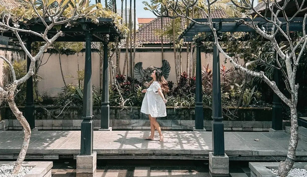 Momen liburan Audi Marissa selama di Bali ini tak lepas dari sorotan. Ibu satu anak ini tampak begitu menikmati waktu liburan bersama keluarga kecilnya. (Liputan6.com/IG/@audimarissa)