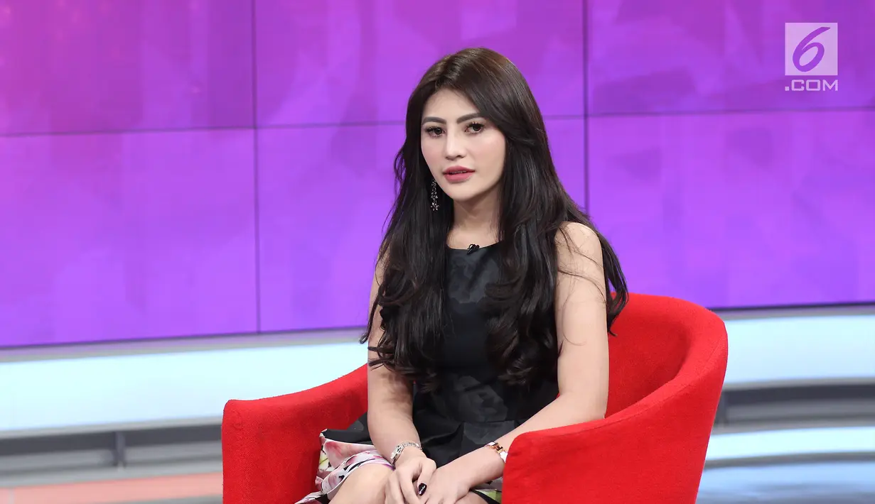 Widuri Agesty saat menjadi bintang tamu dalam acara Dear Haters di Liputan6.com, SCTV Tower, Jakarta, Kamis (11/9). Akibat kasus itu, Widuri banyak mengalami kerugian, seperti beberapa kontrak kerja yang ditunda oleh klien.‎ (Liputan6.com/Fatkhur Rozaq)