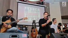 Penampilan Armada Band saa launcing album baru bertajuk Maju Terus Pantang Mundur di Jakarta, Jumat (28/7). Album ini merupakan album ke 5 yang terdapat lagu Asal Kau Bahagia yang banyak disambut oleh masyarakat. (Liputan6.com/Herman Zakharia)