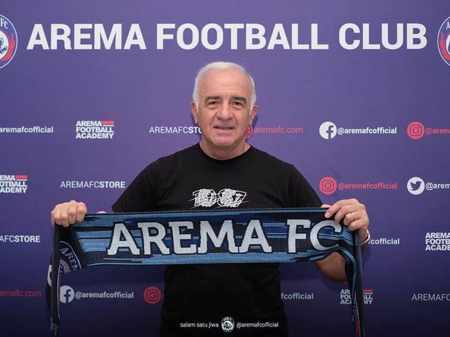 Pelatih Arema Fc Pamer Fanatisme Suporter Di Indonesia Ke Media