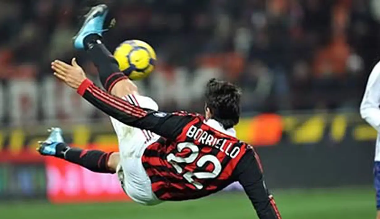 Tendangan salto Marco Borriello yang menghasilkan gol keempat buat kemenangan AC Milan yang menekuk Genoa 5-2 pada partai Serie A di San Siro, Milan, 6 Januari 2010. AFP PHOTO/GIUSEPPE CACACE