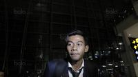 Kiper TimnasIndonesia, Satria Tama, saat tiba di Bandara Soekarno-Hatta, Tangerang, Rabu, (30/8/2017). Pemain Indonesia disambut para fans sepulangnya dari SEA Games di Malaysia. (Bola.com/M Iqbal Ichsan)