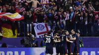 Pemain Atletico Madrid merayakan gol yang dicetak Antoine Griezmann ke gawang Barcelona pada leg kedua perempat final Liga Champions di Stadion Vicente Calderón, Madrid, Kamis (14/4/2016) dini hari WIB. (AFP/Javier Soriano)