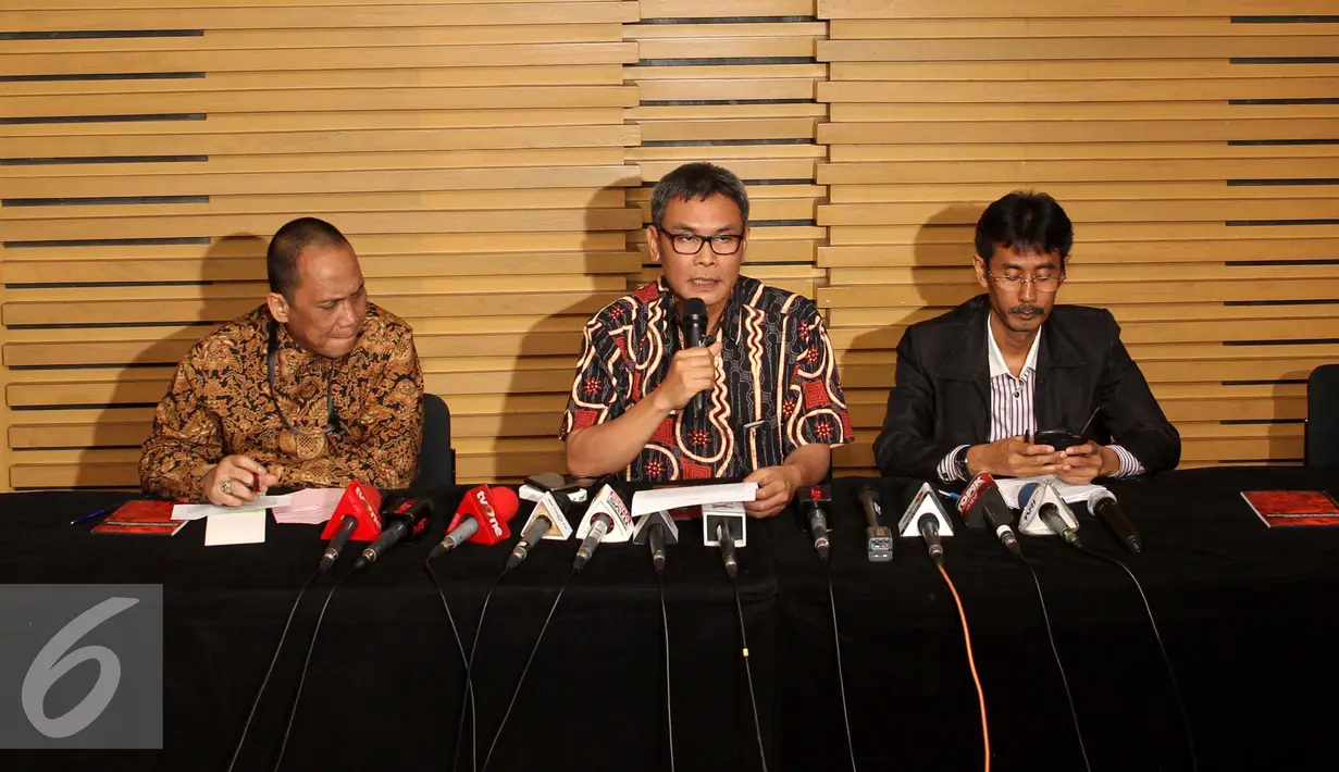 Pimpinan KPK akhirnya menggelar jumpa pers perihal penetapan Gubernur Sumatera Utara, Gatot Pujo Nugroho dan istri mudanya, Evy Susanti sebagai tersangka kasus suap hakim PTUN Medan, Jakarta, Rabu (29/7/2015). (Liputan6.com/Helmi Afandi)