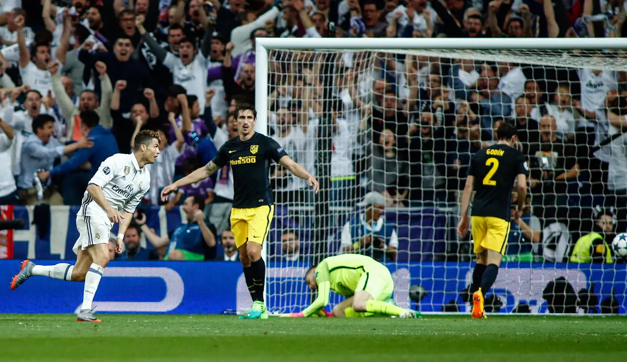 Saat berseragam Real Madrid, Cristiano Ronaldo telah menghadapi Atletico Madrid dalam 35 laga di semua ajang kompetisi. Ia mampu mencetak 25 gol dan 9 assist. Dari jumlah gol tersebut termasuk 4 kali hattrick, dimana dua di antaranya dicetak di ajang Liga Champions. (AFP/Oscar Del Pozo)