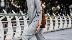 Di Instagramnya, Zee Zee kerap berpenampilan sporty dengan berbagai gaya. Salah satunya ketika ia memakai baju olahraga serba abu-abu dilengkapi sepatu kets putih. (Liputan6.com/IG/@zeezeeshahab)