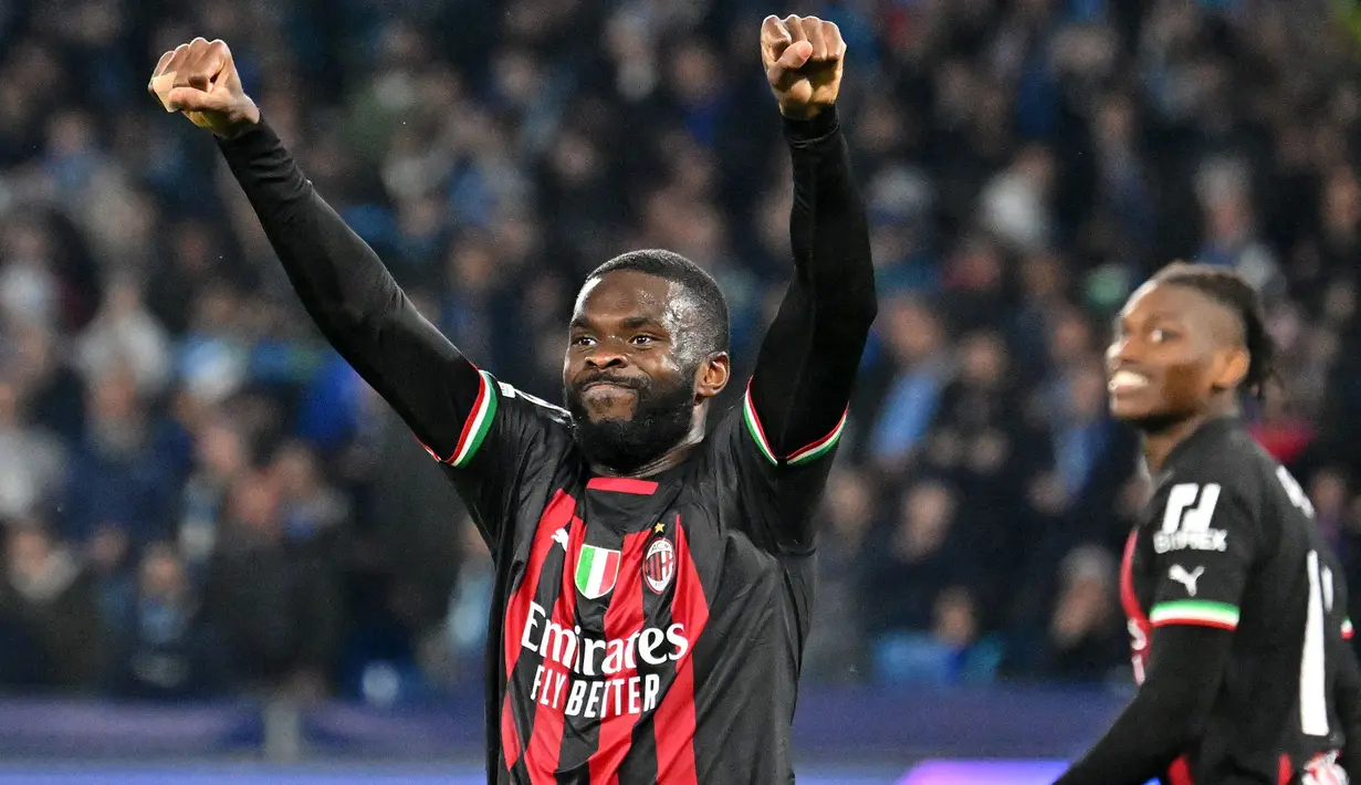 Pemain AC Milan, Fikayo Tomori merayakan kemenangan atas SSC Napoli pada laga perempat final Liga Champions 2022/2023 di Stadion Diego-Maradona, Napolli, 18 April 2023. Keputusan mempermanenkan Tomori setelah dipinjam dari Chelsea menjadi langkah jitu. Ia menjadi salah satu pemain kunci di lini belakang Rossoneri. Pemain berkebangsaan Inggris tersebut sejauh ini telah membuat 107 penampilan dengan melesatkan 3 gol dan 1 assist. (AFP/Alberto Pizzoli)