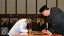 Basuki T Purnama (kanan) dan Wakil Walikota Jaksel Tri Kurniadi menandatangani dokumen saat pelantikan di balai kota, Jakarta, Kamis (13/8/2015). Tri resmi menggantikan Syamsuddin Noor yang dipecat. (Liputan6.com/Herman Zakharia)