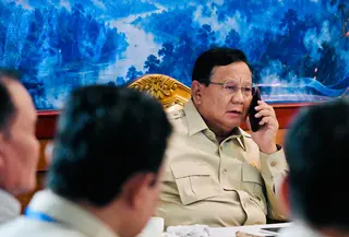 Momen Prabowo Telepon di Tengah Rapat Kebakaran Hutan