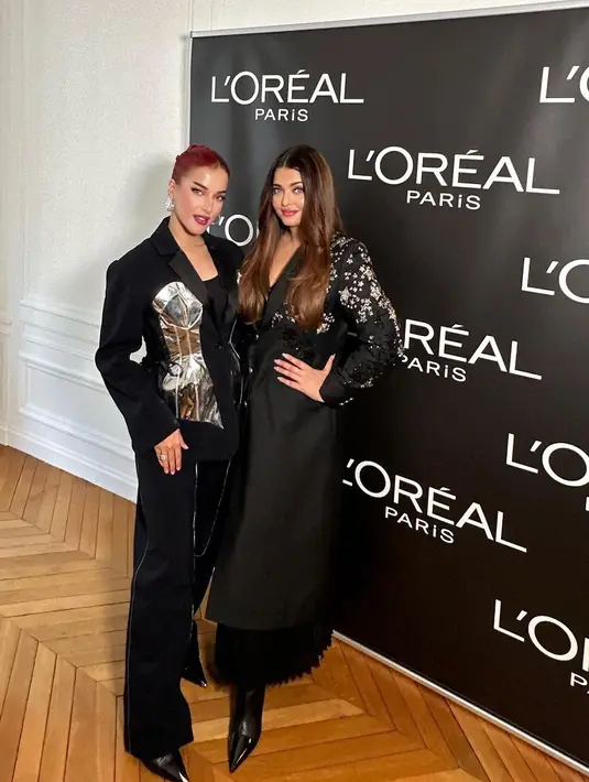 Aishwarya Rai juga tak kalah menawan. Ia mengenakan dress bermotif kimono dengan beads di bagian atasannya. Perpaduan pleated skirt dan boots heels menjadi pemanis dan penyempurna penampilan Aishwarya Rai di sini. [@tasyafarasya]