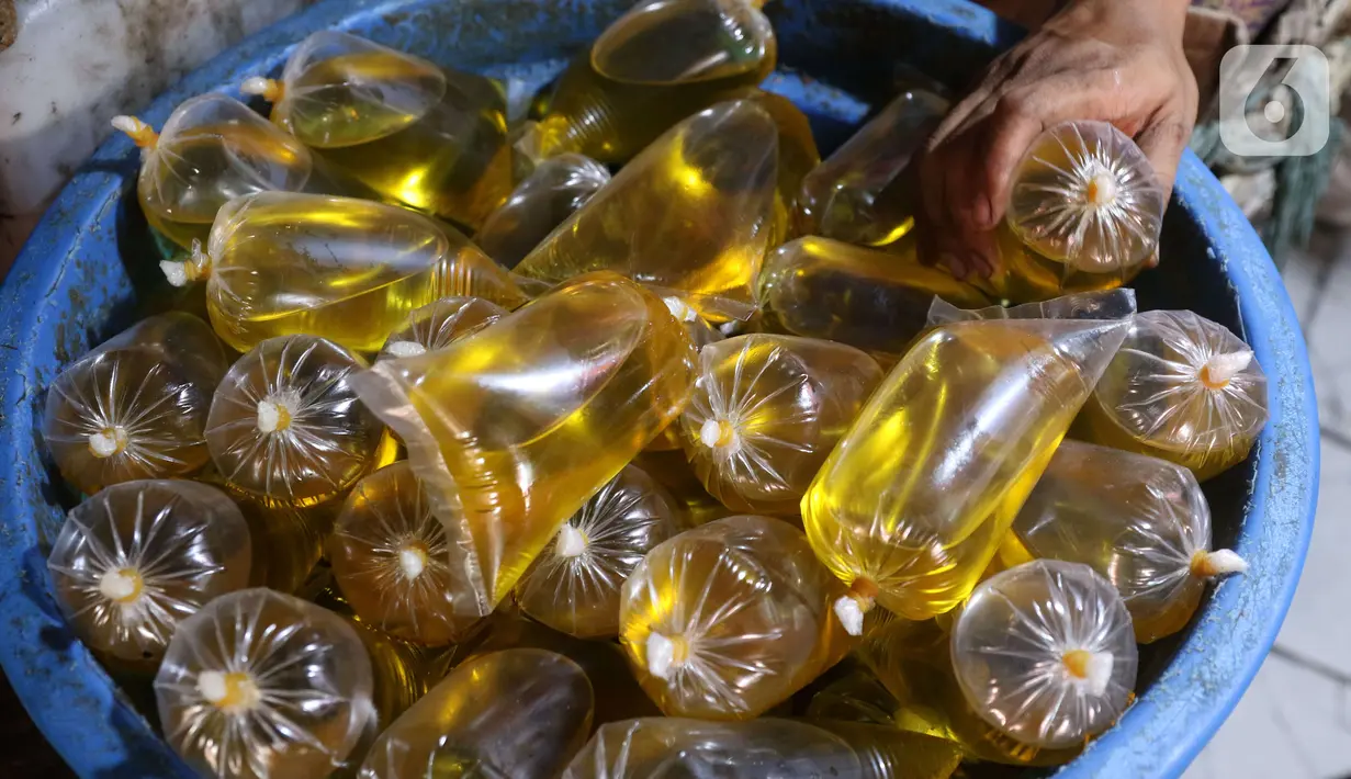 Pedagang tengah menata minyak curah yang dijual di pasar di Kota Tangerang, Banten, Kamis (25/11/2021). Hal ini dilakukan untuk mengantisipasi adanya lonjakan harga di komoditas minyak goreng. (Liputan6.com/Angga Yuniar)