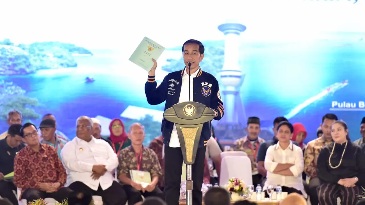 Presiden Joko Widodo atau Jokowi menyerahkan 2.010 sertifikat hak atas tanah untuk rakyat di Gelanggang Pemuda Bahteramas, Kota Kendari.