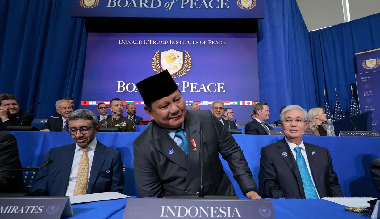 Presiden Republik Indonesia, Prabowo Subianto (tengah) saat menghadiri pertemuan perdana Dewan Perdamaian di Institut Perdamaian Donald J. Trump di Washington DC, Amerika Serikat, pada Kamis 19 Februari 2026. Dalam pertemuan perdana Board of Peace di Amerika Serikat pada Kamis 19 Februari waktu setempat, Presiden Prabowo Subianto menyatakan Indonesia sepenuhnya mendukung rencana 20 poin perdamaian yang digagas Presiden Amerika Serikat (AS) Donald Trump. (Chip Somodevilla/Getty Images North America/Getty Images via AFP)
