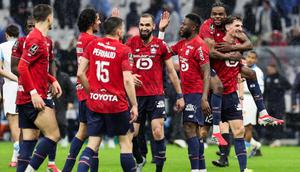 Gelandang Lille asal Aljazair #06, Nabil Bentaleb (C,  bek Lille asal Belgia #12, Thomas Meunier (R), dan rekan-rekan setim mereka merayakan kemenangan setelah memenangkan pertandingan sepak bola L1 Prancis antara Olympique de Marseille (OM) dan Lille OSC di Stade Velodrome di Marseille, Prancis selatan pada 22 Maret 2026. (Pascal POCHARD-CASABIANCA/AFP0