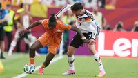 Pemain Pantai Gading, Wilfried Singo (5), melindungi bola dari penyerang Jerman, Kai Havertz (7), saat kedua tim berhadapan di laga Grup E Piala Dunia 2026 di Toronto, Kanada, Minggu (21/6/2026) dini hari WIB. (AP Photo/Alexandra Antoniono)