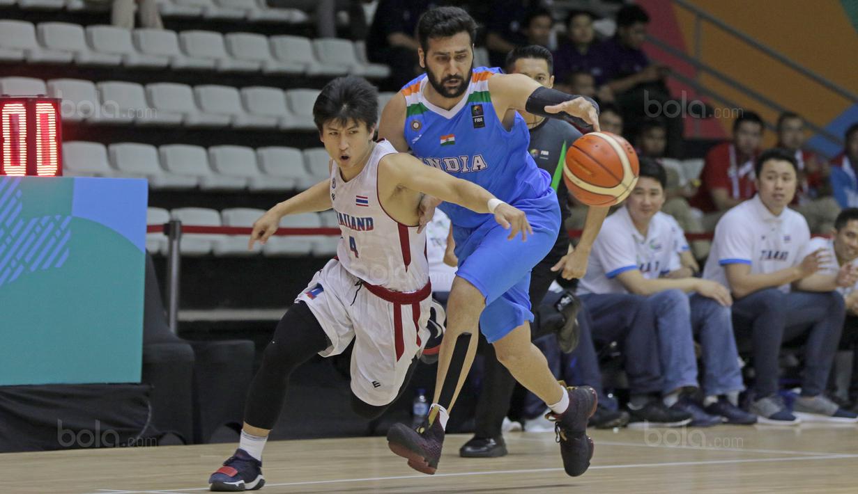 Duel pemain Thailand, Kupadit Nattapon (kiri) dan pemain India, Bhullar Singh pada laga test event Basket Asian Games 2018 di Hall A Senayan, Jakarta, Rabu (7/2/2018). Thailand  menang 79-72. (Bola.com/Nicklas Hanoatubun)
