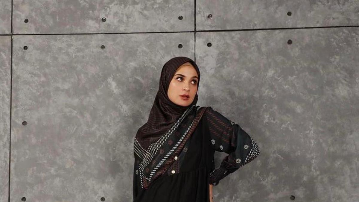 8 Model Baju Gamis Polos Modern Terbaru 2025, Tampil Simple dan Elegan