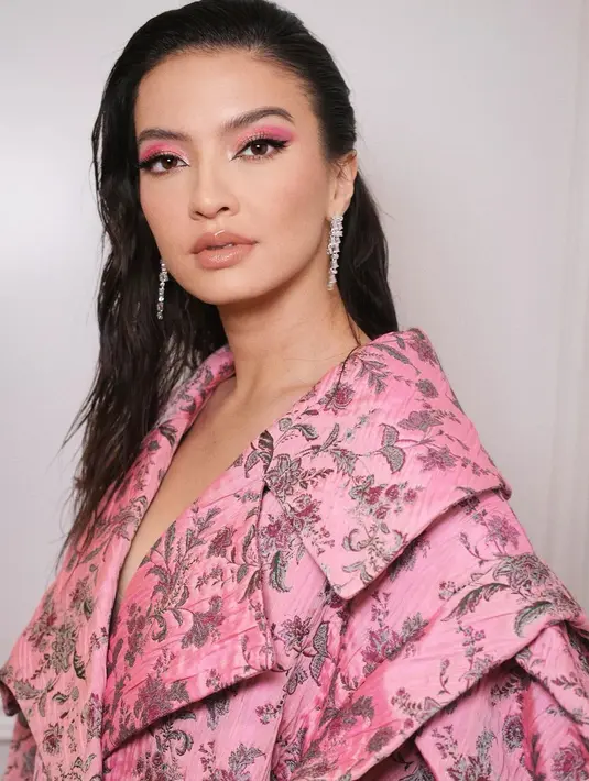 Raline Shah tampil totalitas pakai pink saat menghadiri Jakarta Fashion Week mengenakan Cloqué Oversized Coat dari Friedrich Herman dengan riasan mata yang juga bertema merah muda [Instagram @ralineshah]