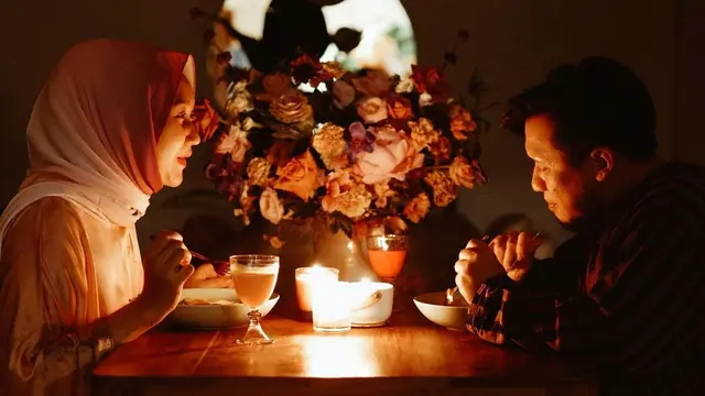 Rayakan Anniversary Pernikahan, Ini 6 Momen Makan Malam Romantis Dian Pelangi dan Suami