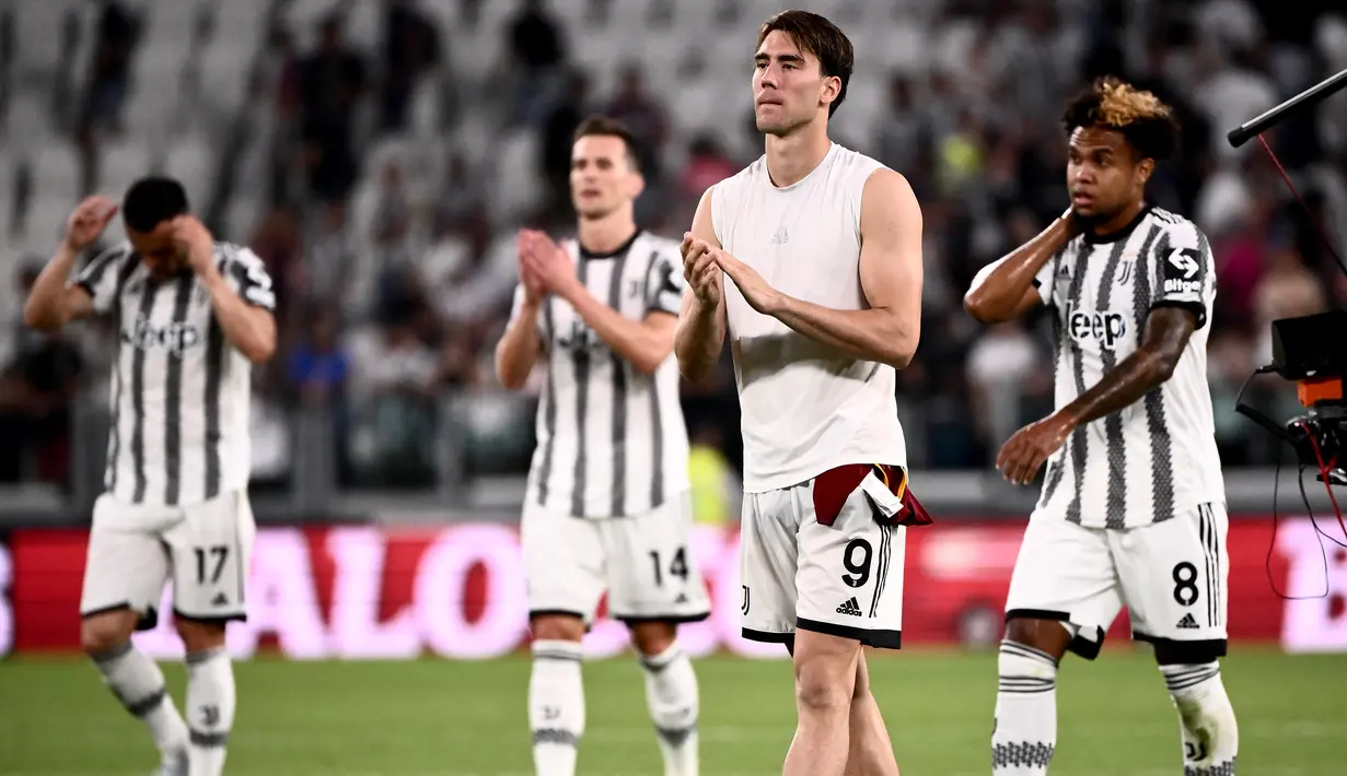 Laga pun semakin sengit usai skor imbang 1-1. Namun hingga laga usai skor tidak berubah dan Juventus sebagai tuan rumah harus puas berbagi angka dengan tamunya AS Roma. Juventus pun sementara menempati posisi ke-7 dengan mengoleksi 5 poin, sementara AS Roma ada di posisi ke-4 dengan 7 poin. (AFP/Marco Bertorello)