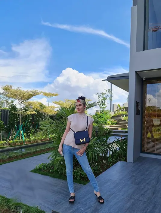 Gaya OOTD Stevie satu ini juga bisa dijadikan inspirasi. menggunakan celana jeans serta blouse simpel, ia memilih memakai tas dan sandal dengan warna senada. (Liputan6.com/IG/@steviagnecya)