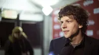 Lewat Toko Buku, Jesse Eisenberg Tandatangani Komik Superhero DC